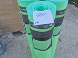 beaucoup de rouleaux de plastique verts par terre