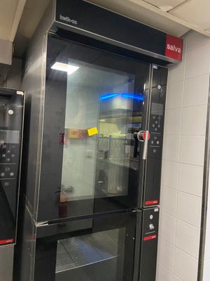deux fours qui se trouvent dans une pièce