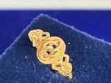 une bague en or posée sur une boîte bleue