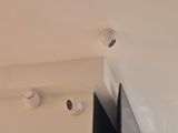 trois caméras fixées au mur d'une pièce