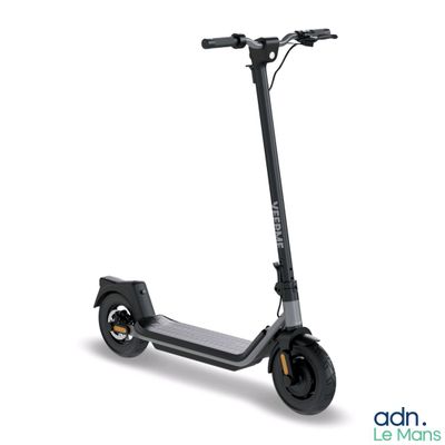 gros plan d'un scooter sur fond blanc