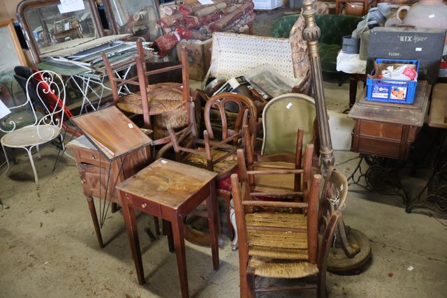 Ensemble de mobilier comprenant : chaises, fauteuils, pied de lam...