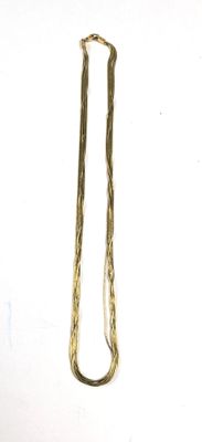 un collier en or muni d'une longue chaîne qui pend