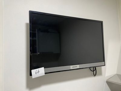 un téléviseur à écran plat fixé au mur d'une pièce