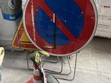 une photo d'un panneau « Stationnement interdit » devant un magasin