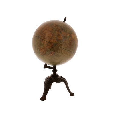 un petit globe en bois posé sur un socle, surmonté d'un oiseau perché
