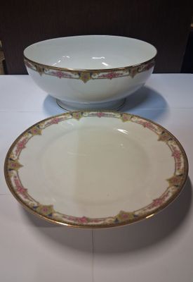 un bol et une assiette posés sur une table