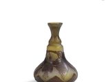 un petit vase posé sur une surface blanche