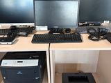 beaucoup de matériel informatique sur les rayons du magasin