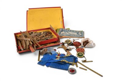 une boîte contenant divers objets, posée sur une surface blanche
