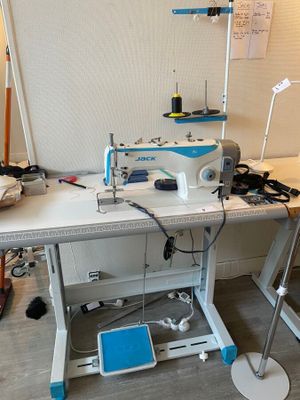une machine à coudre posée sur une table dans une pièce