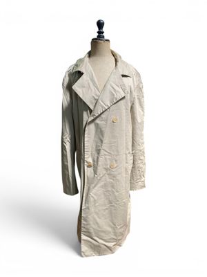 un trench-coat sur un mannequin, sur fond blanc