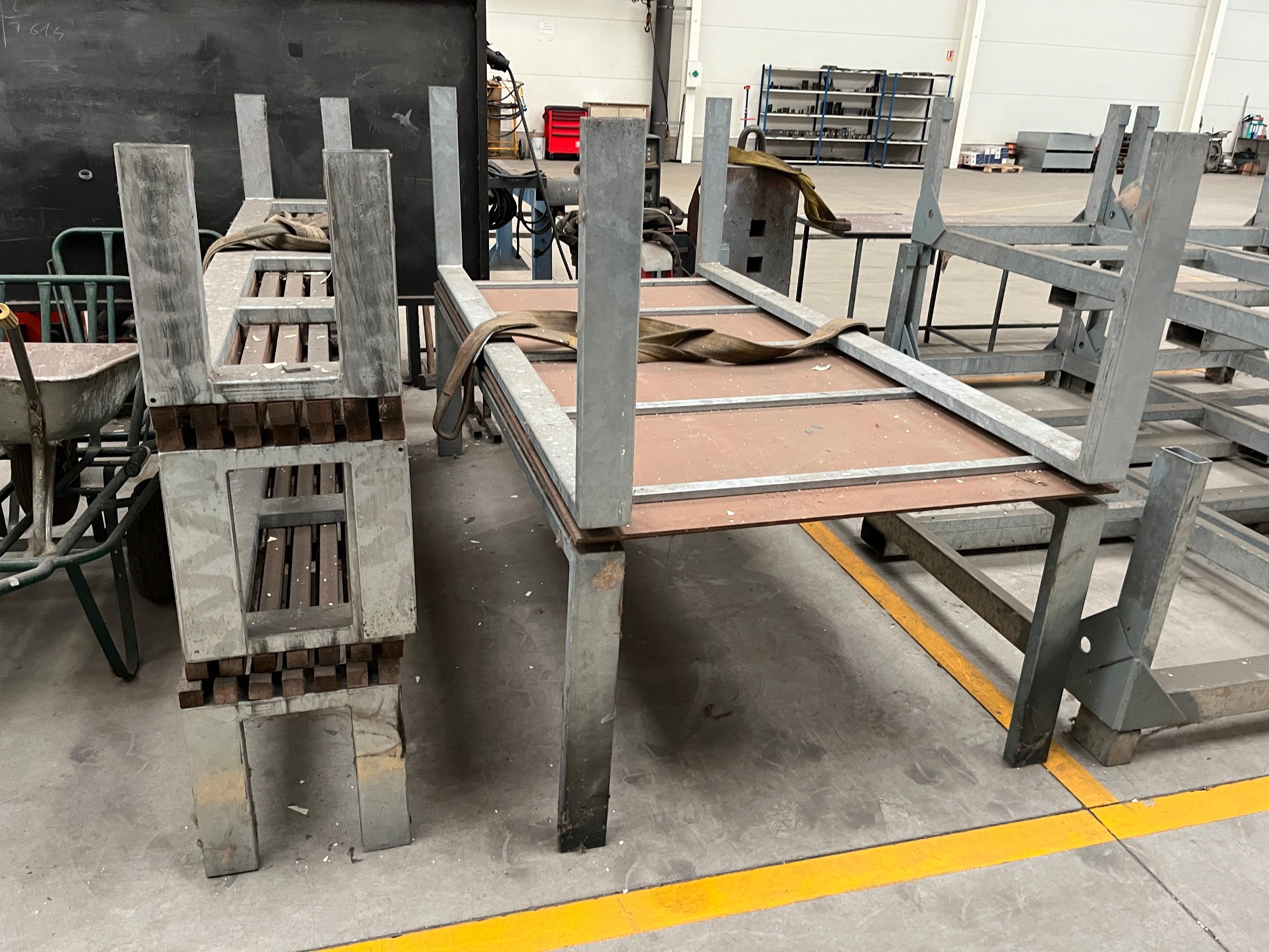 deux grandes tables en stratifié, piètement en acier, 100x25…