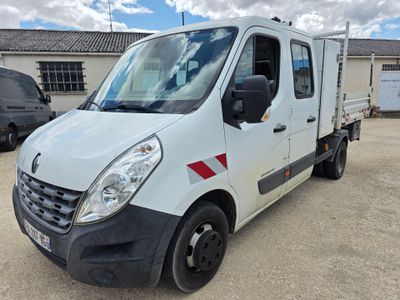 la photo d'un camion blanc garé sur un parking