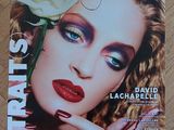 la couverture d'un magazine sur laquelle figure la photo d'une femme avec une fleur dans les cheveux
