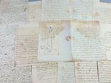 Plusieurs vieux manuscrits sont empilés les uns sur les autres sur une table