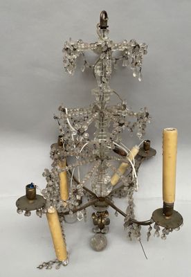 deux bougies et un lustre sur fond blanc