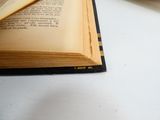 un livre ouvert posé sur une table à côté d'une tasse de café