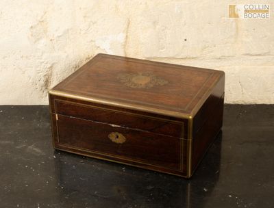 une petite boîte en bois posée sur une surface noire