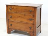 une vieille commode en bois sur fond blanc