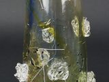 un vase en verre rempli de fleurs
