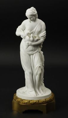 l'image d'une statue représentant une femme tenant un enfant dans ses bras