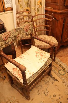 Fauteuil en bois naturel à piètement et accotoirs en chapele…