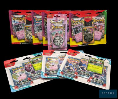 un gros plan sur quatre paquets de cartes Pokémon sur fond noir