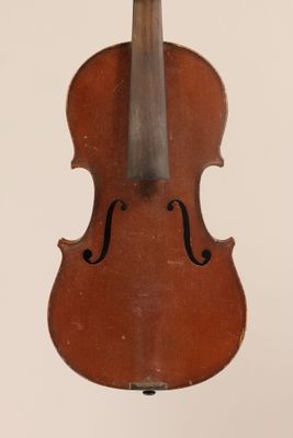 gros plan d'un violon avec un archet sur fond blanc