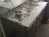une photo d'une cuisine professionnelle équipée d'une cuisinière et d'un évier