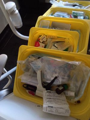 beaucoup de récipients en plastique posés sur une table
