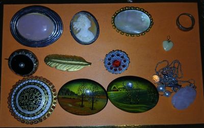une photo montrant une collection d'objets en verre posés sur une table