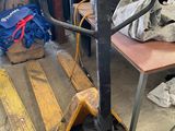 une photo d'un chariot élévateur dans un garage