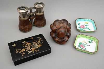 un grand nombre d'objets posés sur une table