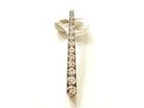 une image représentant un pendentif en forme de croix en diamant sur fond blanc