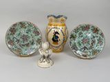 trois assiettes et un vase sur la table