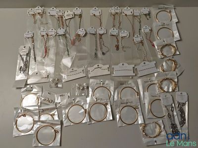 many different types of necklaces and bracelets on the table