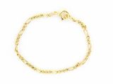 un bracelet en chaîne d'or orné d'un pendentif en forme de cœur