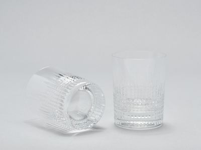 un verre transparent avec une anse à côté d'un verre transparent avec une anse
