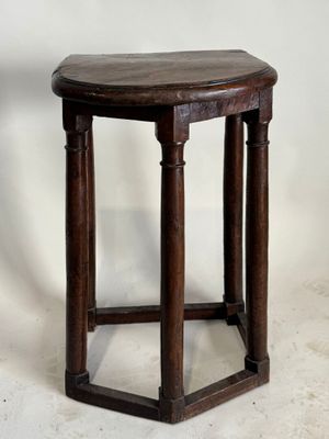 un vieux tabouret en bois surmonté d'une assise en bois