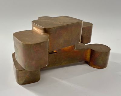 un objet métallique posé sur une surface blanche