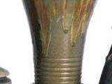 trois vases posés l'un à côté de l'autre sur une surface blanche