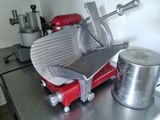 une machine rouge posée sur une table