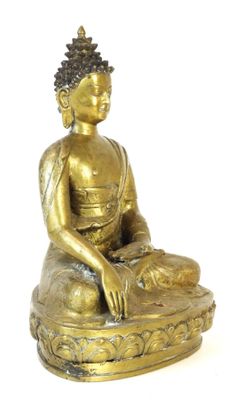 statue en laiton représentant un Bouddha assis sur fond blanc
