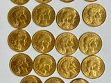 gros plan d'un paquet de pièces d'or sur une surface blanche