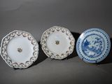 trois assiettes bleues et blanches ornées de motifs, posées sur une table