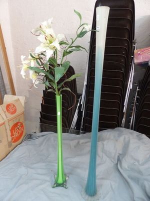 un vase contenant des fleurs, posé sur une table