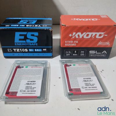 deux boîtes de disques durs posées l'une à côté de l'autre sur une table