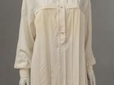 une chemise blanche et une jupe à rayures noires pour femme sur un mannequin, mannequin, mannequin, mannequin, mannequin, mannequin, manne