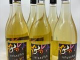 quatre bouteilles de vin sont alignées sur une table